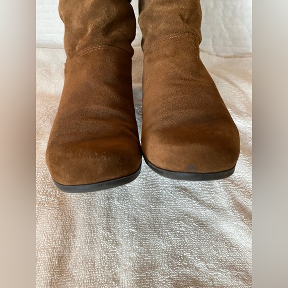 St John's Bay brown low heeled slouch leather suede boots size 7 M - Picture 5 of 9